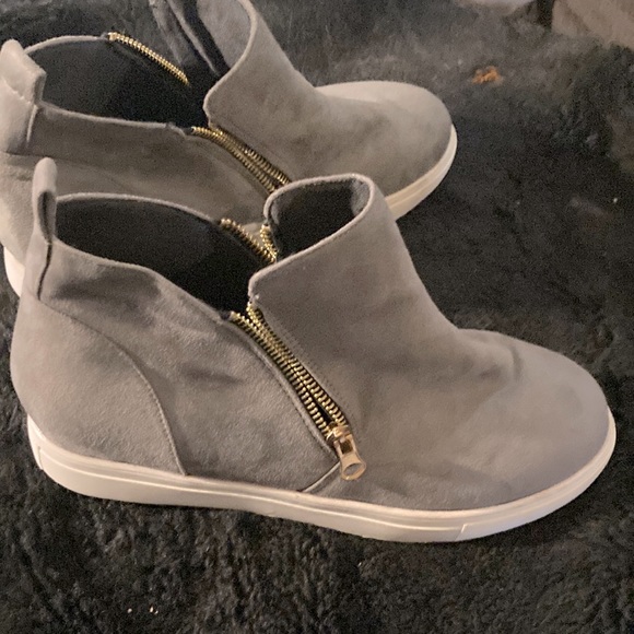 unknown Shoes - Shoes in gray suede like material